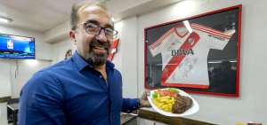 Carlos Montesdeoca, due&ntilde;o de la marca Chorigol en Ecuador, sostiene uno de los platos que ofrece en su men&uacute;.