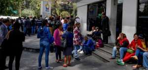 Familiares de los deportados se acercaron a la Unidad de Flagrancia en Quito en d&iacute;as pasados.