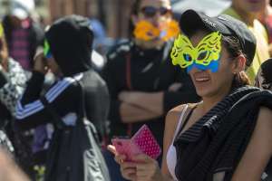 Las trabajadoras sexuales realizaron una protesta con antifaces. Foto: John Guevara / EL TEL&Eacute;GRAFO