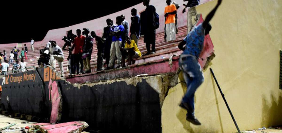 Parte del recinto deportivo se vino abajo, dejando sin vida a 8 personas, aplastadas por una estampida humana a causa de enfrentamientos entre hinchas.