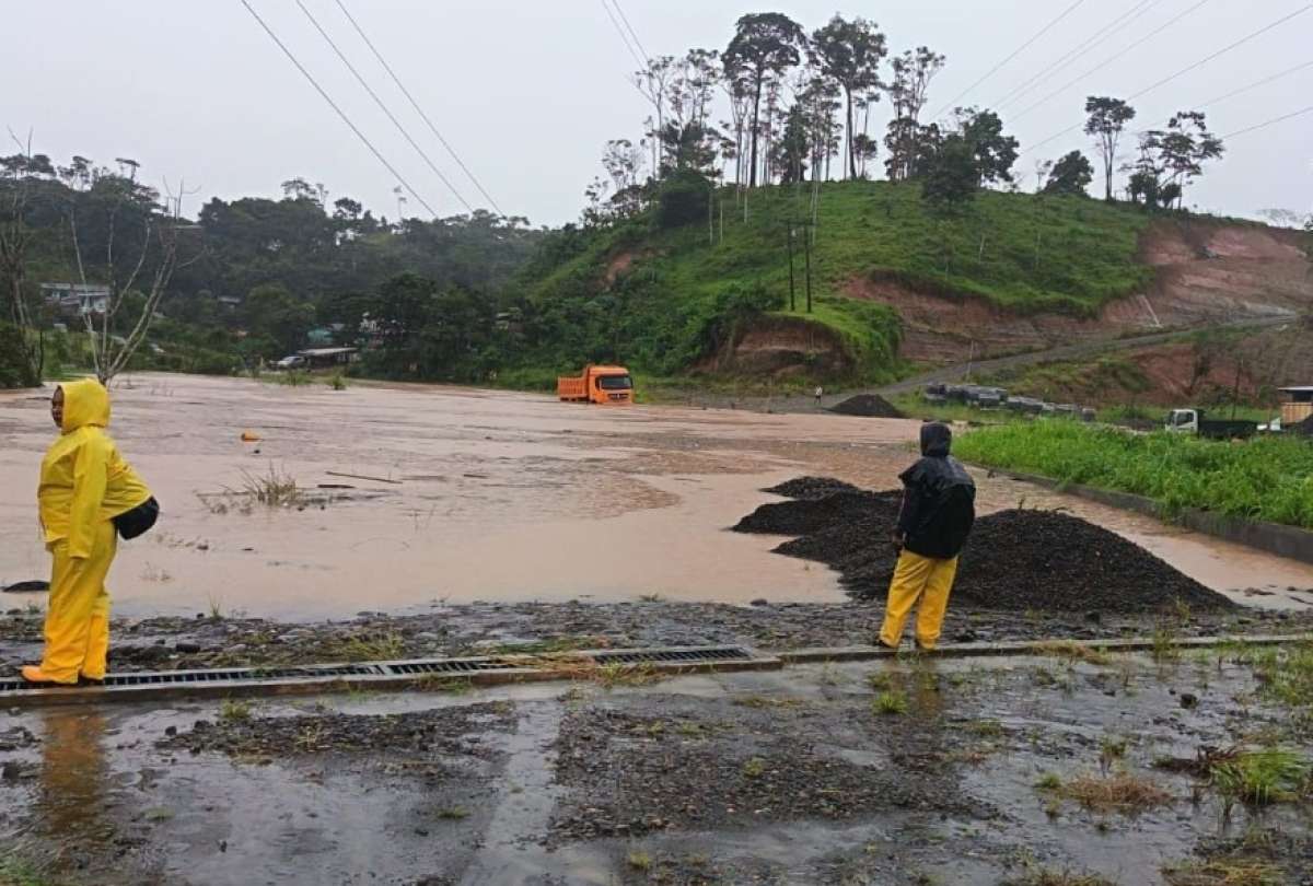 Las inundaciones obligaron la intervenci&oacute;n de equipos de emergencia.