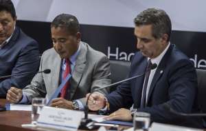 Bol&iacute;var Armijos y Gustavo Jalkh suscribieron hoy el convenio de cooperaci&oacute;n. Foto: Marco Salgado / EL TEL&Eacute;GRAFO 