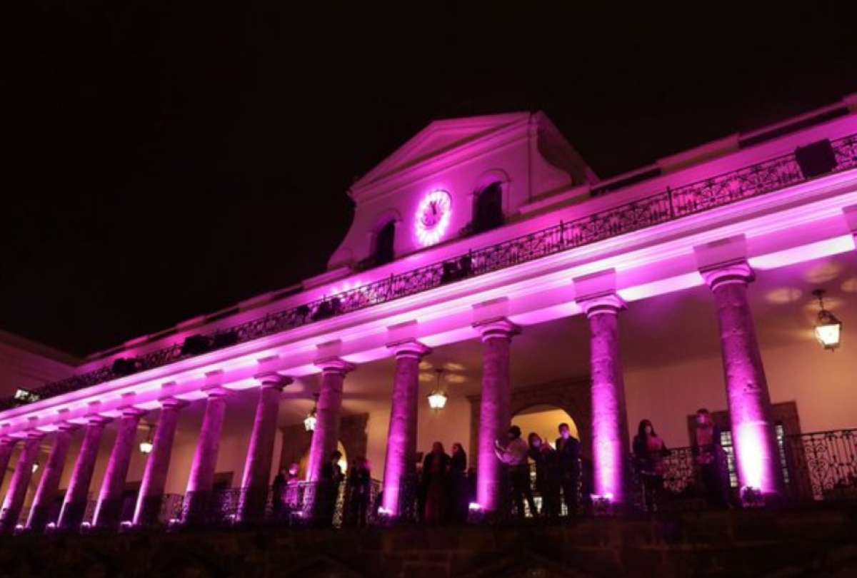 Carondelet se ilumin&oacute; de rosa por el D&iacute;a Mundial de la Lucha contra el C&aacute;ncer de Mama
