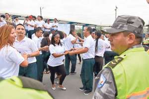 En el parqueadero de la c&aacute;rcel regional del Guayas se realiz&oacute; la presentaci&oacute;n del CD que grabaron los internos. Foto: William Orellana / El Tel&eacute;grafo