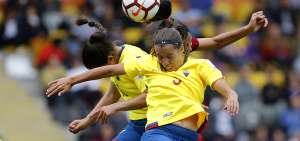 Las delantera Giannina Lattanzio despeja de cabeza durante el partido contra Venezuela. La atacante repetir&aacute; como titular esta tarde ante Brasil.