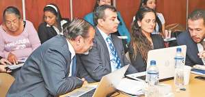 Familiares de las v&iacute;ctimas y abogados de la Fiscal&iacute;a en audiencia de juicio contra 2 expolic&iacute;as. Foto: Fernando Sandoval / El Tel&eacute;grafo