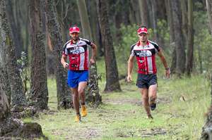 Los deportistas Felipe Munchmeyer (izquierda) y Gonzalo Espinosa entrenan (trote y bicicleta) en el Parque Metropolitano de Quito. Foto: Fernando Sandoval