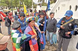 Carlos P&eacute;rez y sus simpatizantes durante su ingreso a Cuenca. Foto: Jos&eacute; Luis Llivisaca