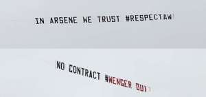 Hinchas enviaron mensajes en avionetas a Wenger