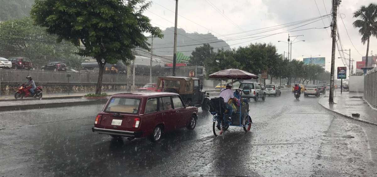 Tr&aacute;fico lento por fuerte lluvia en el norte de Guayaquil