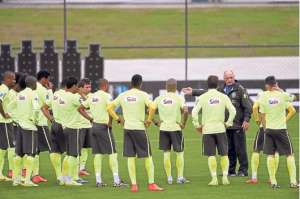 El entrenador de Brasil, Luiz Felipe Scolari, da indicaciones a sus dirigidos durante un entrenamiento de los anfitriones en la localidad de Teres&oacute;polis. Foto: AFP