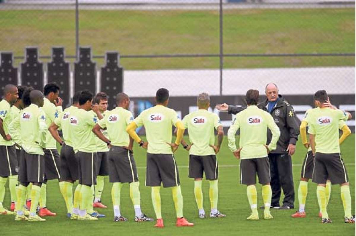 El entrenador de Brasil, Luiz Felipe Scolari, da indicaciones a sus dirigidos durante un entrenamiento de los anfitriones en la localidad de Teres&oacute;polis. Foto: AFP