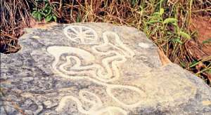 Los primitivos habitantes de este sector de la Amazon&iacute;a esculpieron glifos en decenas de piedras volc&aacute;nicas que contienen distintos dibujos, l&iacute;neas y figuras. Foto: Regional Norte