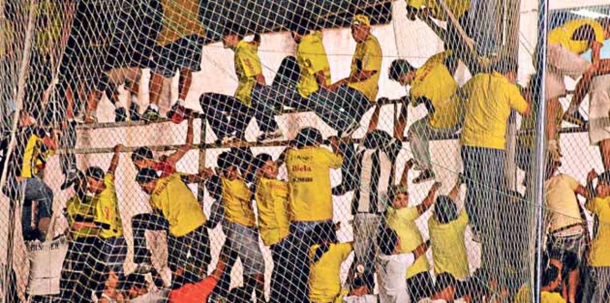 En la final del campeonato pasado, para evitar conflictos, se jug&oacute; sin hinchas del equipo visitante. Foto: Archivo /El Tel&eacute;grafo