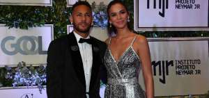 Neymar anunci&oacute; su decisi&oacute;n de quedarse en el PSG en una gala ben&eacute;fica en Sao Paulo. 