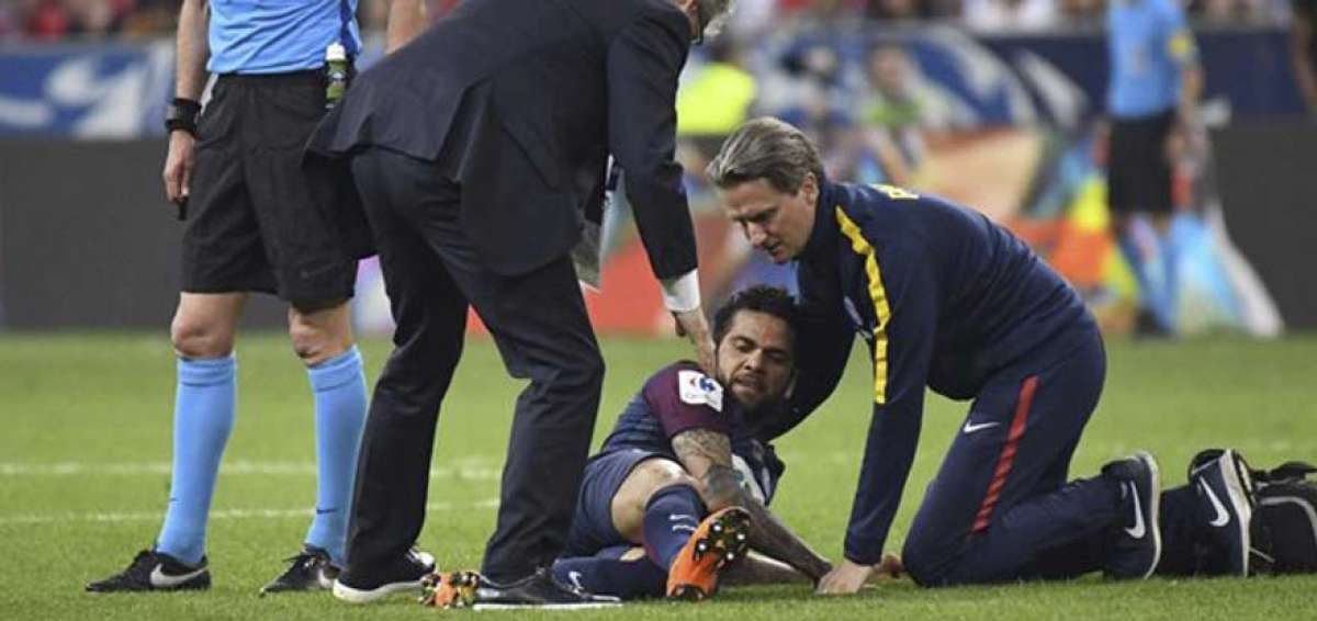 Dani Alves estar&aacute; al menos 3 semanas de baja y puede pasar por el quir&oacute;fano