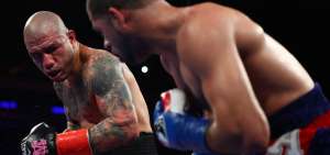 Desde el s&eacute;ptimo asalto, Miguel Cotto (izq.) combati&oacute; con una lesi&oacute;n en el b&iacute;ceps izquierdo, dolor que merm&oacute; su rendimiento frente a Sadam Al&iacute;.