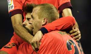 El franc&eacute;s Mathieu remat&oacute; de cabeza en un tiro libre desde la izquierda lanzado por Leo Messi. Foto: Agencia AFP