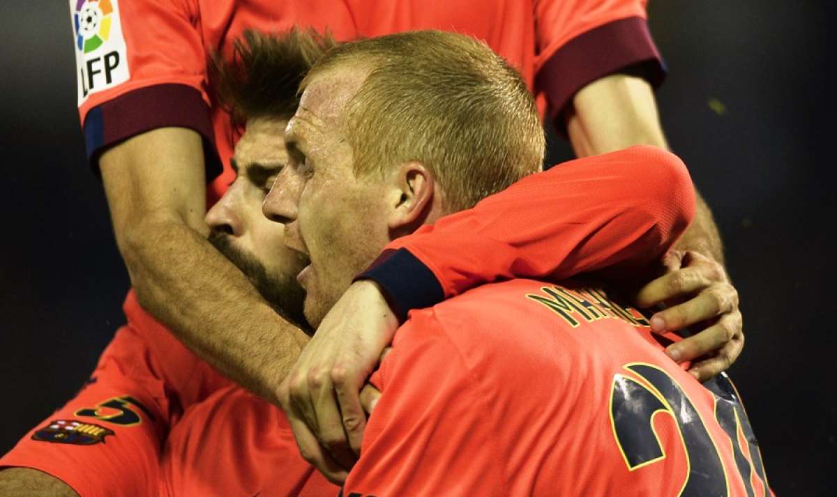 El franc&eacute;s Mathieu remat&oacute; de cabeza en un tiro libre desde la izquierda lanzado por Leo Messi. Foto: Agencia AFP