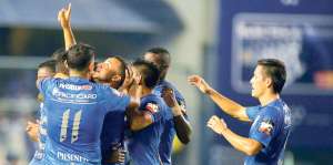 Los jugadores de Emelec felicitan a Pedro Qui&ntilde;&oacute;nez, tras aperturar el marcador ante el cuadro &lsquo;morlaco&rsquo;. Foto:  Jos&eacute; Mor&aacute;n / El Tel&eacute;grafo.