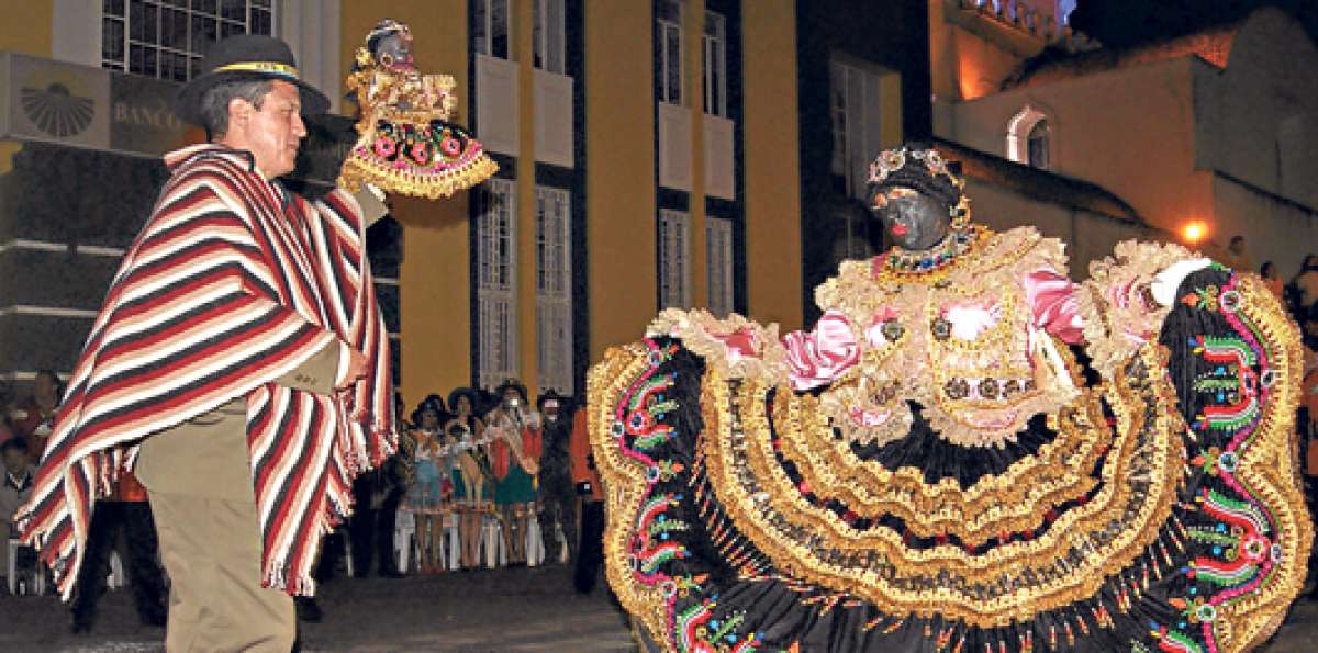 Miles de personas del pa&iacute;s y del exterior participan en este desfile que se realiza por el centro de Latacunga. Foto: Silvia Osorio / para El Tel&eacute;grafo