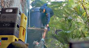 El barrio Cuba, en Guayaquil, fue visitado por 43 uniformados que   se dedicaron a las tareas de permitir el paso del personal del MSP. Foto: Eduardo Escobar / El Tel&eacute;grafo 
