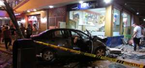 Uno de los autos involucrados se estrell&oacute; contra la fachada de "El Capi".