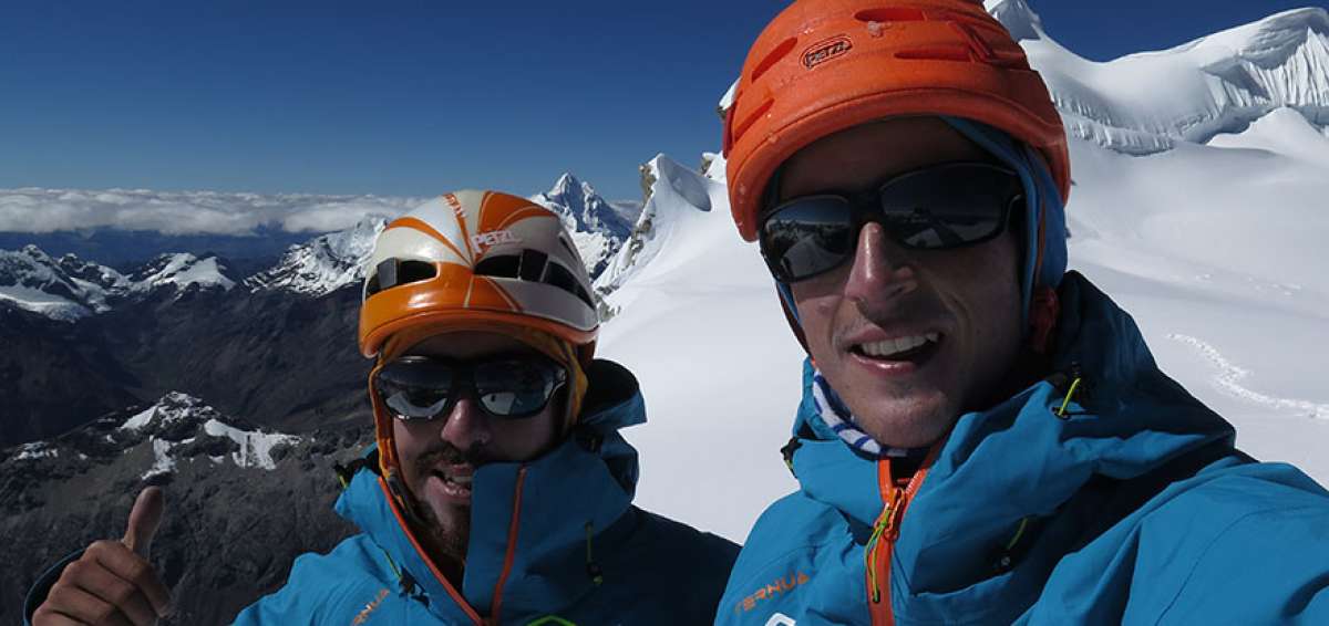 Los monta&ntilde;istas ecuatorianos Nicol&aacute;s Navarrete (i) y Roberto Morales en la cima del Ranrapalca, ubicado en la cordillera Blanca de Per&uacute;, durante una de sus ascenciones en ese pa&iacute;s. 