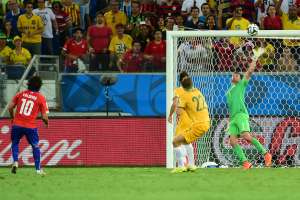 Jorge Valdivia super&oacute; al arquero australiano con un remate fuera del &aacute;rea para anotar el segundo gol de Chile. Foto: AFP