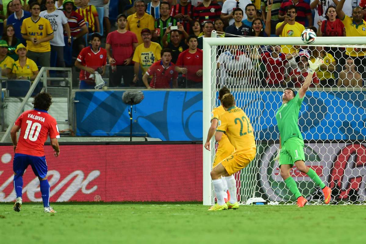 Jorge Valdivia super&oacute; al arquero australiano con un remate fuera del &aacute;rea para anotar el segundo gol de Chile. Foto: AFP