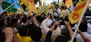 Un nutrido n&uacute;mero de simpatizantes acompa&ntilde;&oacute; a Carlos Luis Morales y su binomio en la inscripci&oacute;n de su candidatura a la Prefectura del Guayas.