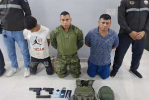 Tres hombres fueron detenidos tras descubrir que comet&iacute;an delitos con uniformes militares falsos.