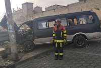 Un bus escolar se chocó en las calles Machala y Velasco Ibarra, sector Santa Isabel. 