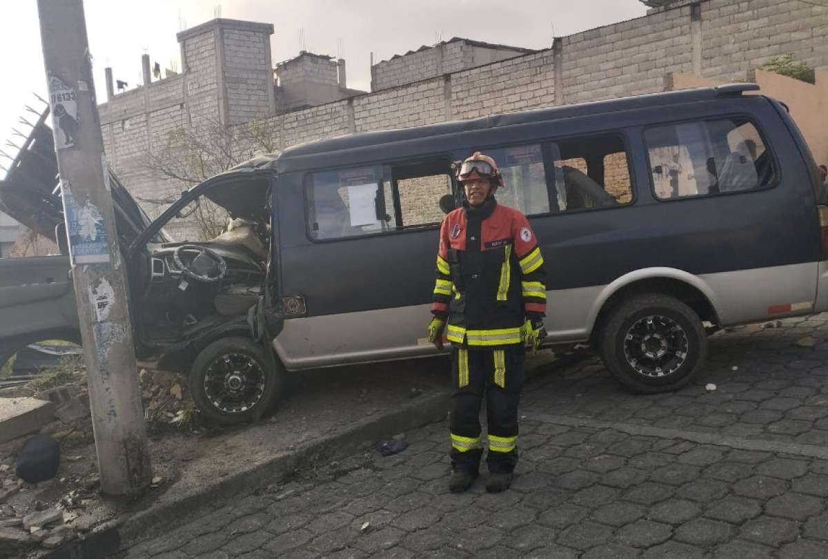 Un bus escolar se chocó en las calles Machala y Velasco Ibarra, sector Santa Isabel.