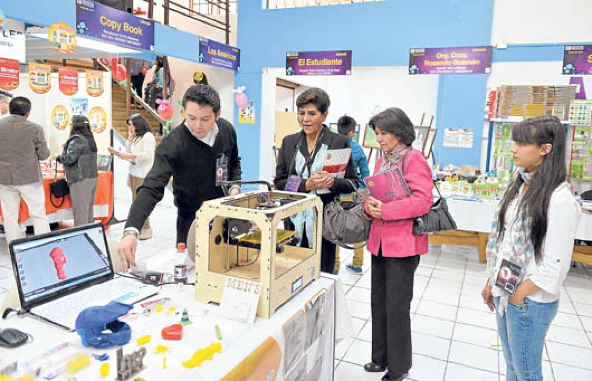 Dos maestras reciben informaci&oacute;n sobre precios y calidad de laptops, calculadoras y libros. Foto: Roberto Ch&aacute;vez |  El Tel&eacute;grafo