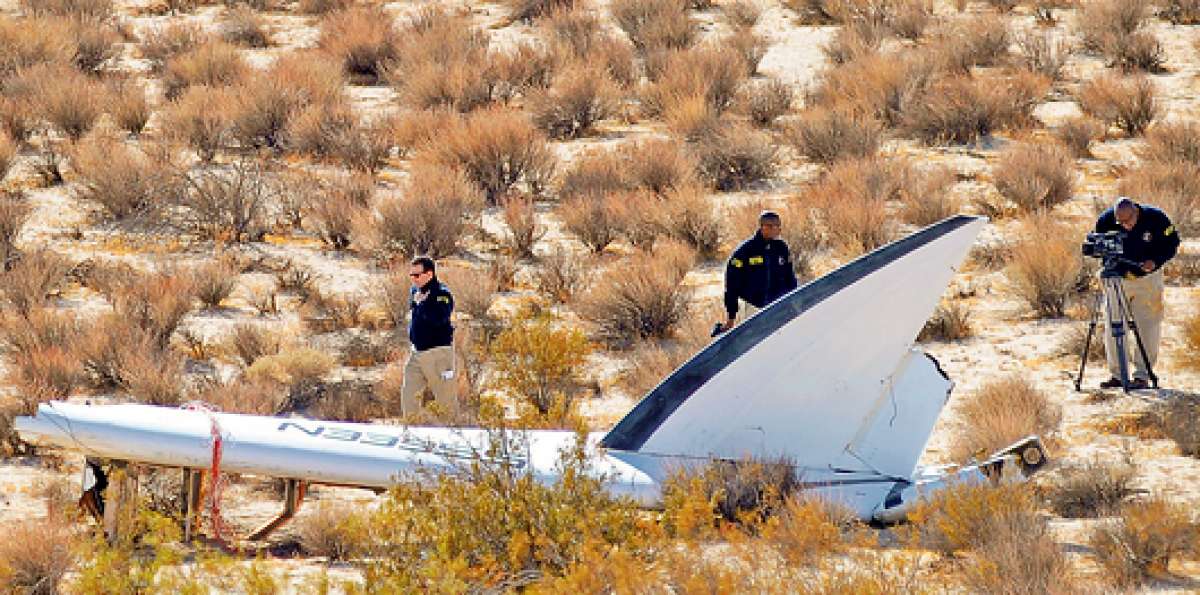 Investigadores forenses realizan trabajos de recolecci&oacute;n de partes de la nave accidentada la semana anterior. Foto: AFP