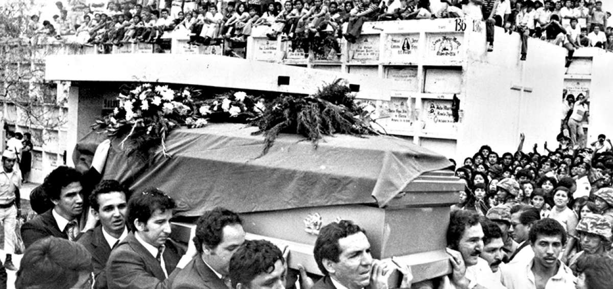 EL &Uacute;LTIMO ADI&Oacute;S: Miles de ecuatorianos acompa&ntilde;aron el f&eacute;retro con los restos del presidente Rold&oacute;s al Cementerio General.