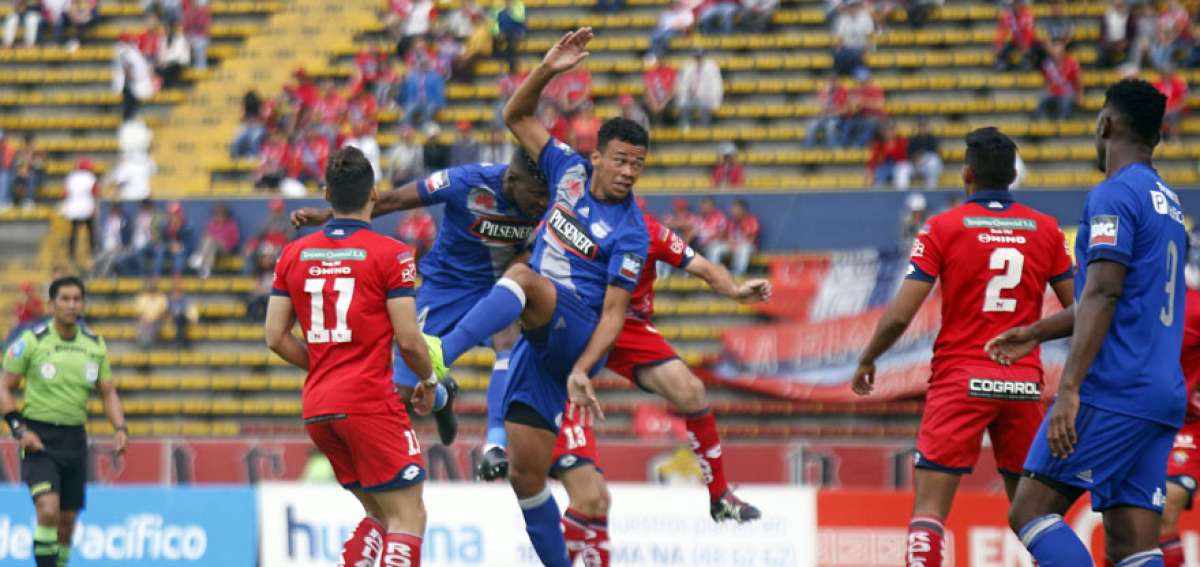 Emelec perdi&oacute; y la primera final se juega en el Capwell