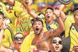 Un grupo de hinchas colombianos celebran el tanto de Pablo Armero en las gradas del estadio Mineirao. Foto: AFP