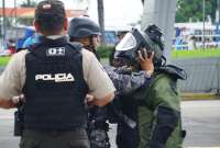 La Policía llega a los exteriores de la terminal de Guayauqil. 