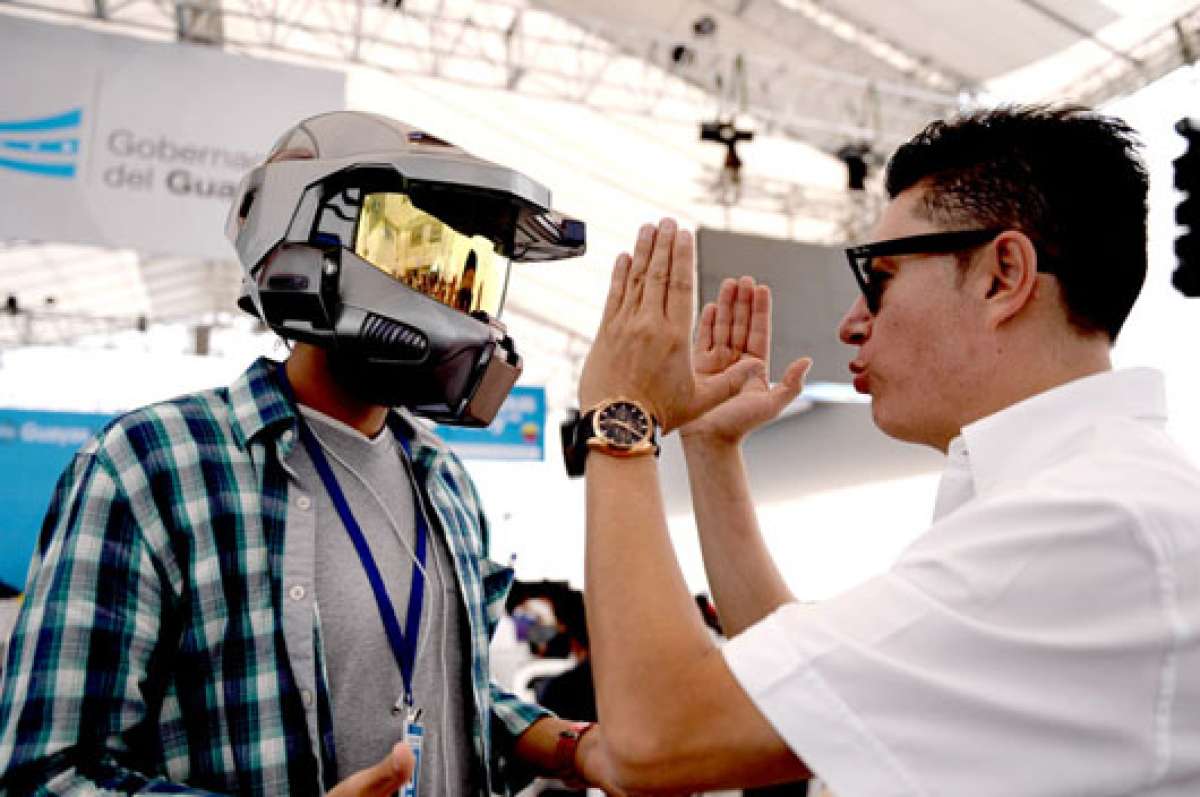 El &lsquo;casco de Iron Man&rsquo; tiene un terminal Android en la parte frontal y dos c&aacute;maras de 8 megap&iacute;xeles. Foto: Pilar Vera.