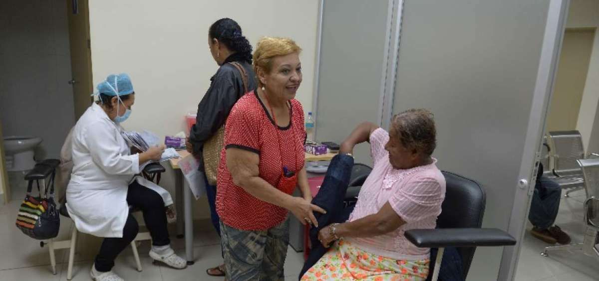 A diaro Emma va al hospital de manera voluntaria para ayudar a trasladar a los pacientes a los laboratorios.