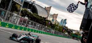 Momentos en que Lewis Hamilton cruz&oacute; la l&iacute;nea de meta. 