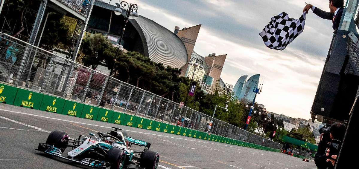 Momentos en que Lewis Hamilton cruz&oacute; la l&iacute;nea de meta. 