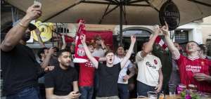 Aficionados del Liverpool se dan cita en la plaza de Campo de' Fiori en el centro de Roma.
