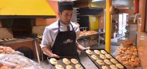 El pan es uno de los m&aacute;s solicitados por los cuencanos y turistas nacionales. Este producto es hecho en horno de le&ntilde;a y bajo las viejas recetas culinarias. En el barrio de Todos Santos existen alrededor de 10 panader&iacute;as.