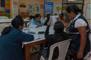 En el Centro de Desarrollo Comunitario de San Juan de Calder&oacute;n, en Quito, 16 adultos aprenden a leer y escribir por las tardes en un proyecto del MinEduc. Miguel Jim&eacute;nez / El Tel&eacute;grafo