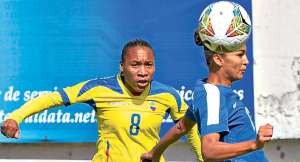 &Eacute;rika V&aacute;squez (8) intenta quitar la pelota a Andressa Alves durante el partido que disputaron ayer Ecuador y Brasil en el estadio de Aucas, en el sur de Quito. Foto: Fernando Sandoval / El Tel&eacute;grafo.