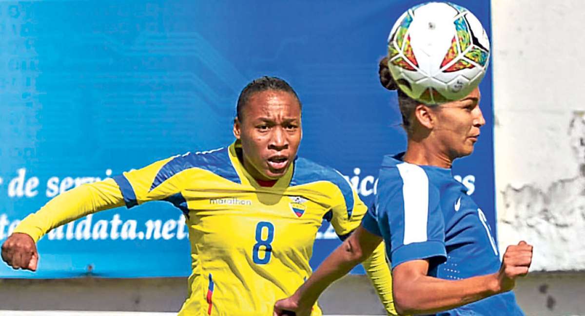 &Eacute;rika V&aacute;squez (8) intenta quitar la pelota a Andressa Alves durante el partido que disputaron ayer Ecuador y Brasil en el estadio de Aucas, en el sur de Quito. Foto: Fernando Sandoval / El Tel&eacute;grafo.