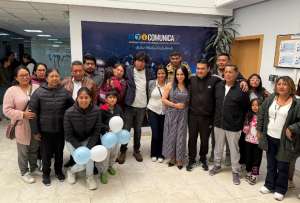 Marcela Holguín,  gerente general de Comunica EP, junto a las cuatro personas rescatadas y sus familiares.